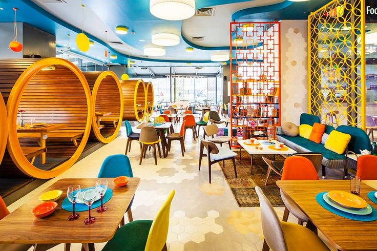 Vibrant Cafe Design: A Playful, Modern Ambiance with Unique Elements and Cozy Spaces