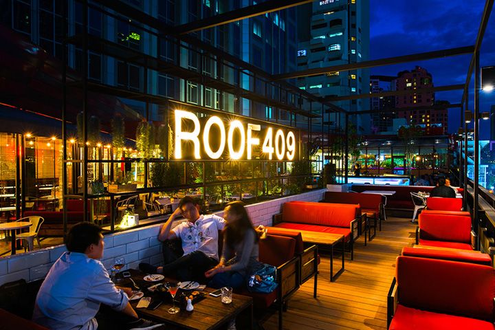 Stylish Rooftop Cafe Design: A Vibrant Ambiance for Socializing with City Skyline Views