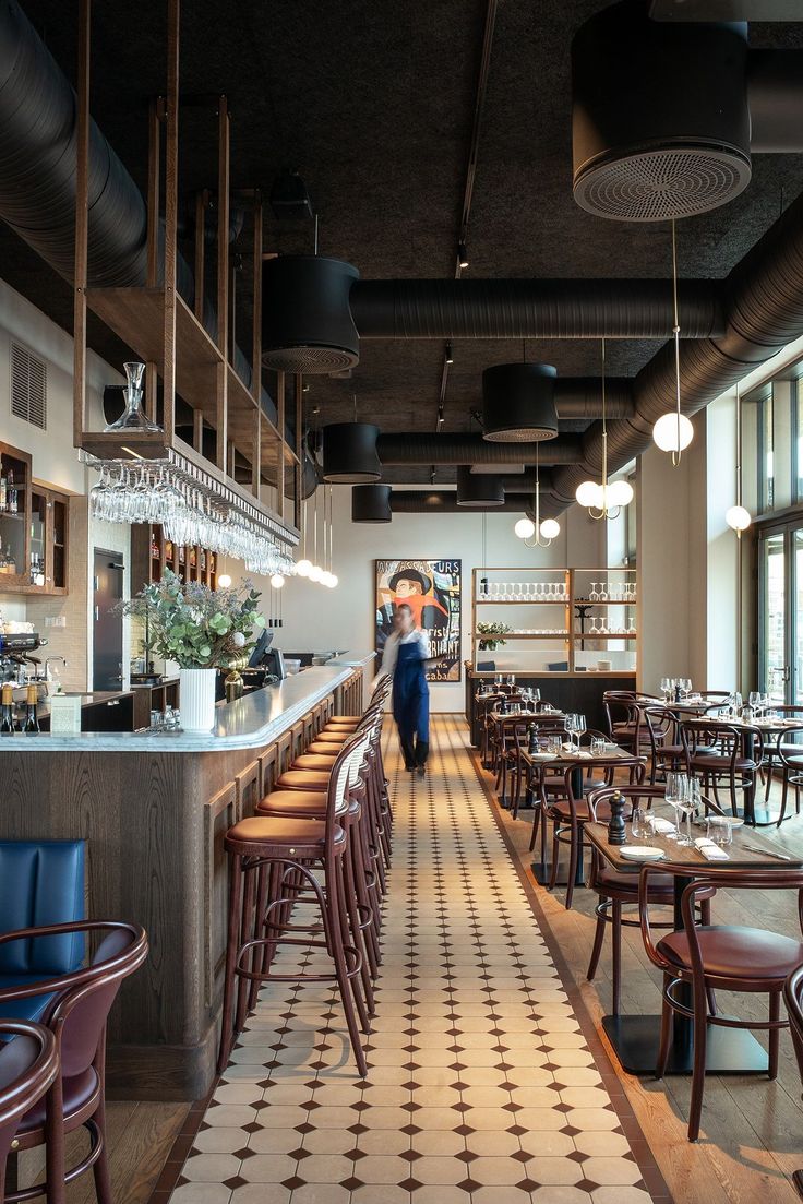 Modern Cafe Design: A Warm, Inviting Atmosphere with Stylish Furnishings and Industrial Touches