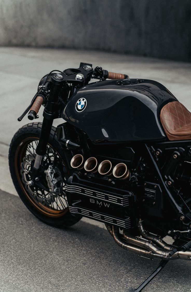 Sleek Motorcycle Design: A Modern Fusion of Retro Charm and Contemporary Aesthetics