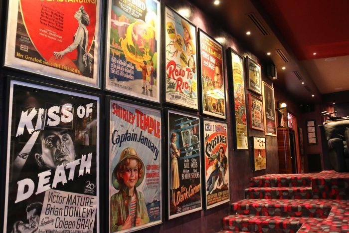 Charming Cafe Celebrates Classic Cinema with Vintage Decor and Cozy Ambiance