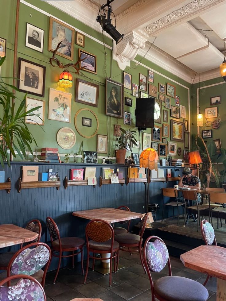 Charming Cafe Boasts Vintage Aesthetics and Cozy Ambiance