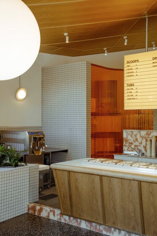 Modern Cafe Design: A Chic Blend of Natural Materials and Inviting Aesthetics