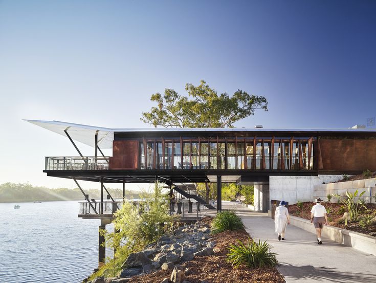 Modern Cafe Design Harmonizes Architecture with Nature, Featuring Glass Walls and Elevated Structure