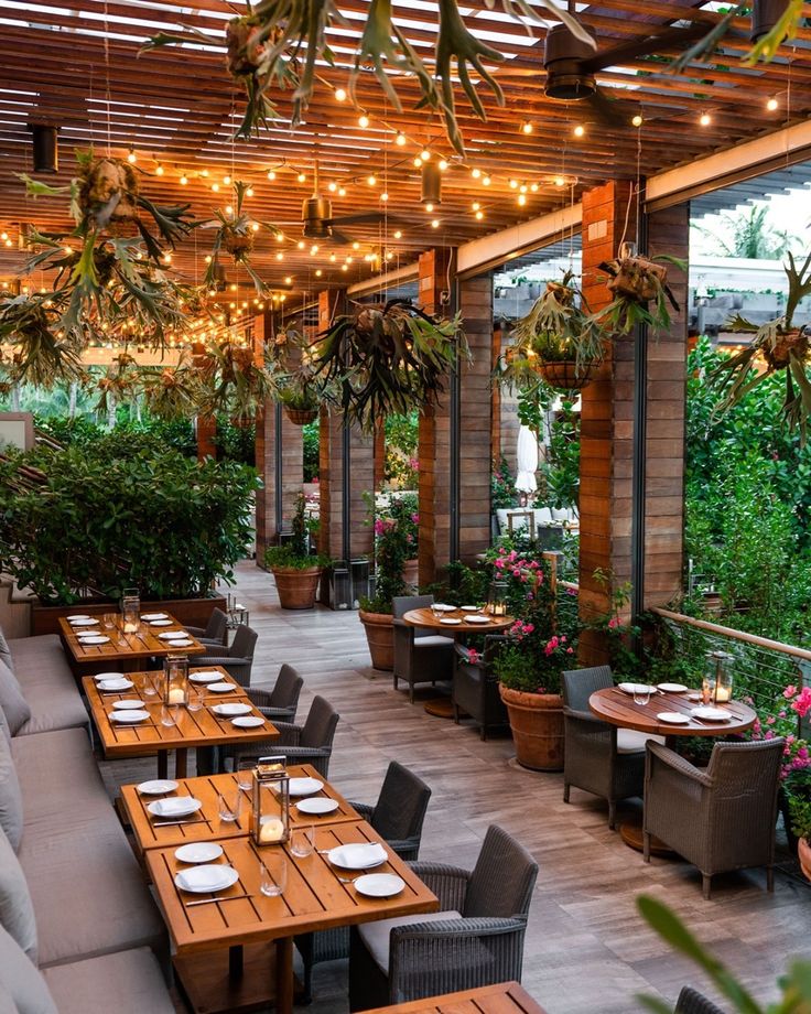 Inviting Cafe Design Blends Rustic Charm and Natural Elements for a Cozy Outdoor Experience