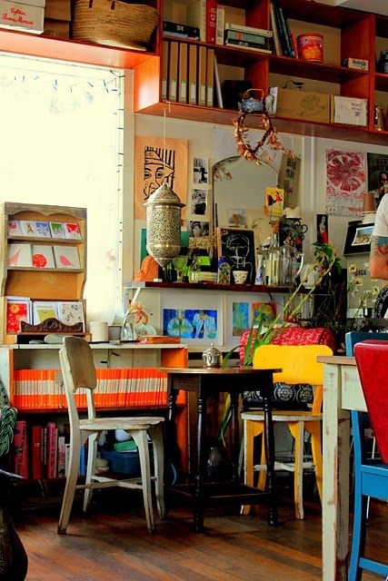 Eclectic Cafe Design: A Cozy Blend of Vintage Charm and Contemporary Creativity