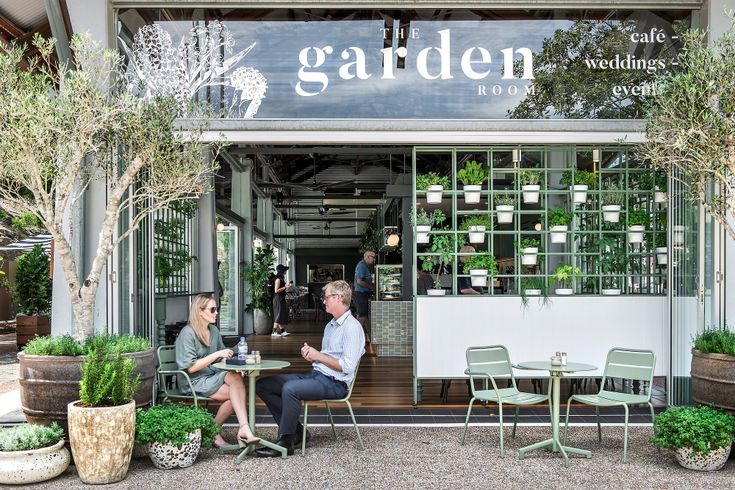 Modern Cafe Design Blends Natural Light and Greenery for a Stylish Dining Experience