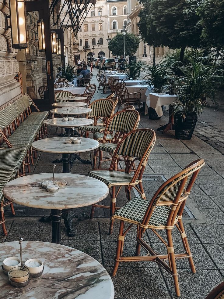 Charming Cafe: A Cozy, Elegant Outdoor Oasis in a Historic Setting